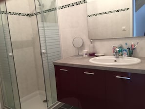 Dusche, Haartrockner, HandtĂŒcher, Seife