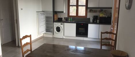 Frigorífico, microondas, horno y placa de cocina