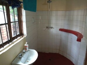 Cottage | Kamar mandi | Shower, perlengkapan mandi gratis,  dan handuk