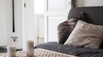 Departamento estándar | Área de sala de estar | Smart TV y servicios de streaming