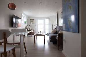 Standaard appartement | Woonkamer | Een smart-tv en streamingdiensten