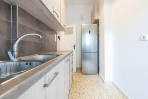 Kjøleskap, ovn, kokeplater og kaffetrakter/tekoker