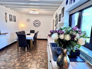 Dining - Detached Farmhouse 4 Bed/sleeps 9, Mountain Views! (Beaumaris)