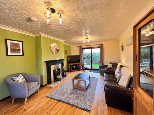 Detached Farmhouse 4 Bed/sleeps 9, Mountain Views!