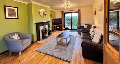 Detached Farmhouse 4 Bed/sleeps 9, Mountain Views!