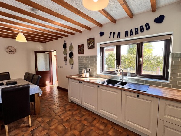 House | Private kitchen | Fridge, microwave, oven, stovetop