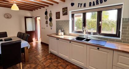 4 Bed Farmhouse - Pets - Garden - Parking