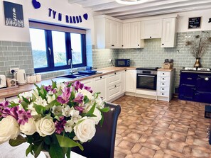 Fridge, microwave, oven, stovetop - Detached Farmhouse 4 Bed/sleeps 9, Mountain Views! (Beaumaris)