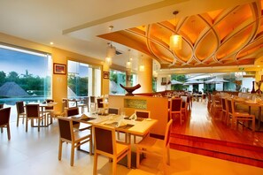 A spacious restaurant with multiple dining areas, large windows offering views of the outdoors, and a modern ceiling design. - Lavande Hotels Guangzhou North Railway Station (Guangzhou)