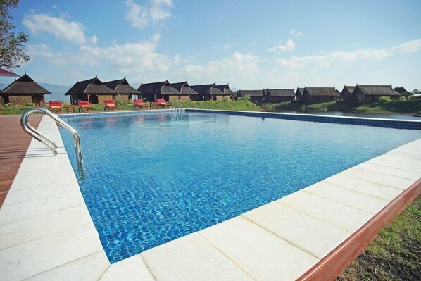 Outdoor pool - Pristine Lotus Spa Resort Inle (Nyaungshwe)