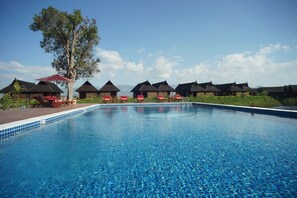 Outdoor pool - Pristine Lotus Spa Resort Inle (Nyaungshwe)