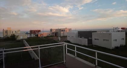 MAISON Ă TRENTE MĂTRES DE LA MER, AVEC GRAND BALCON AVEC VUE MER.