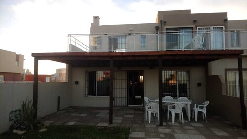HAUS 30 Meter vom Meer entfernt, mit großem Balkon mit Blick auf das Meer.