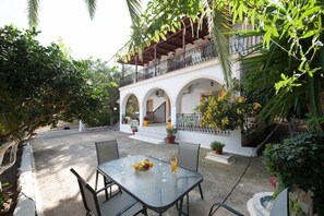Outdoor dining - Nikos Studios (Zakynthos)