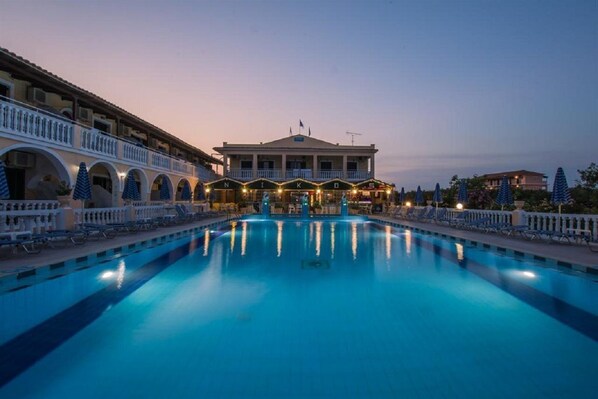 Outdoor pool - Nikos Studios (Zakynthos)