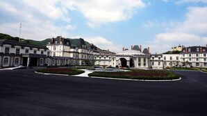 Un extenso conjunto arquitectónico histórico con varias secciones y un patio central.