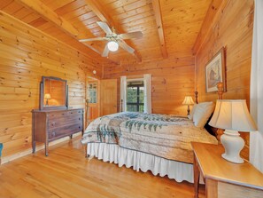 2 makuuhuonetta, silitysrauta/-lauta, ilmainen Wi-Fi, vuodevaatteet