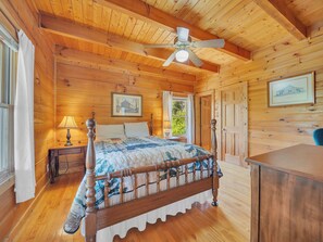 2 bedrooms, iron/ironing board, free WiFi, bed sheets - A Charming Cabin with Hot Tub & Easy Access to Pigeon Forge and the Smokies (Sevierville)