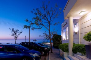 Free self-parking - Irida Hotel (Chania)