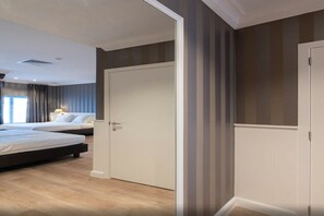 A hotel room with two beds, a wardrobe, and a door. - Hotel du Theatre (Bruges)