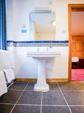 Bathroom - OYO The Rowers Hotel, Dunston Gateshead (Gateshead)