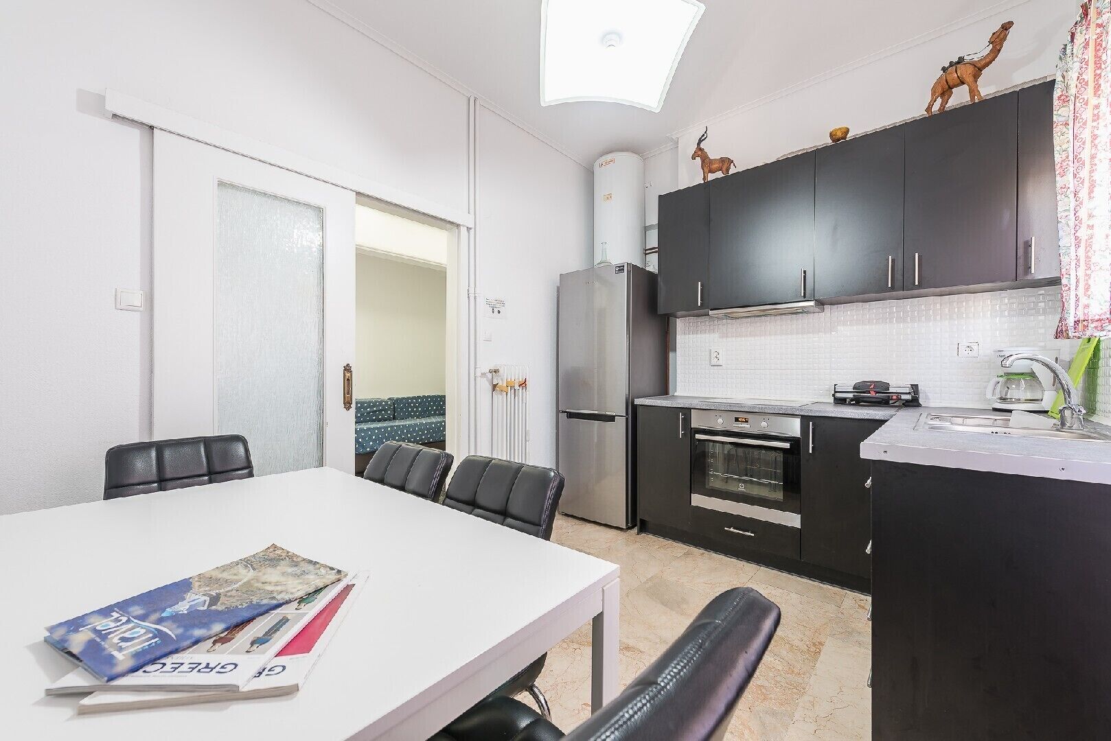 Fridge, oven, stovetop, coffee/tea maker