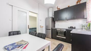 Fridge, oven, stovetop, coffee/tea maker