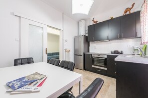 冷蔵庫、オーブン、コンロ、コーヒー / ティーメーカー