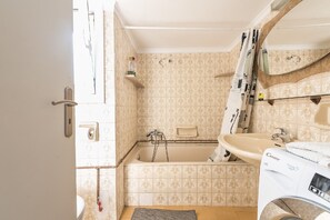 浴槽、ヘアドライヤー、タオル、シャンプー