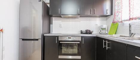 Fridge, oven, stovetop, coffee/tea maker