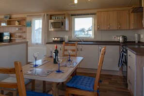 Fridge, microwave, oven, stovetop - Modern 2 Bedroom Caravan with Sea Views on the 5* Hoburne Naish Holiday Park (Barton on Sea)