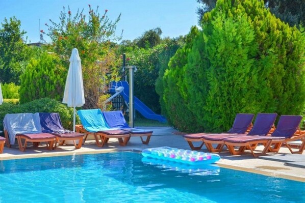 Una piscina techada, una piscina al aire libre