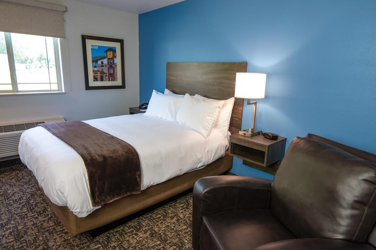 Premium bedding, pillowtop beds, desk, laptop workspace