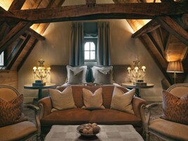 Executive Room | Minibar, in-room safe, desk, blackout drapes