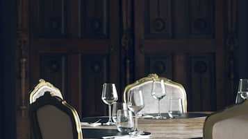 Een eettafel compleet gedekt met stoelen, glazen en bestek.