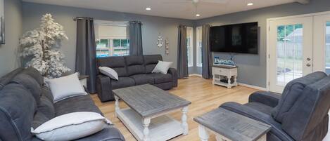 Una Smart TV, una chimenea, una mesa de tenis de mesa