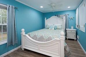 5 bedrooms, WiFi, bed sheets - 5 bed, 5 bath, fire pit, private heated pool, close to downtown! (South Haven)
