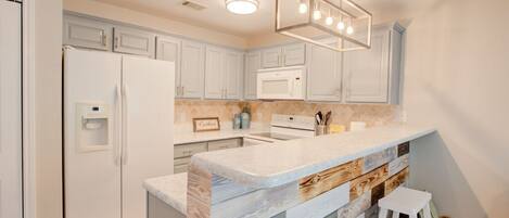 Kylskåp, mikrovågsugn, ugn och spishäll