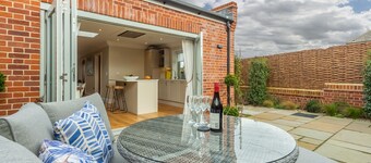 Stupendo cottage elegante a tre piani che offre tutti i comfort moderni