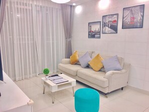 Apartment, Multiple Beds | Living room | 30-inch TV with cable channels