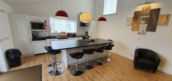 Casa de campo | Cocina privada | Frigorífico, microondas, horno y placa de cocina