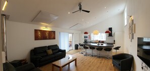 Casa de campo | Sala de estar | Televisión de 30 pulgadas con canales por cable, una chimenea