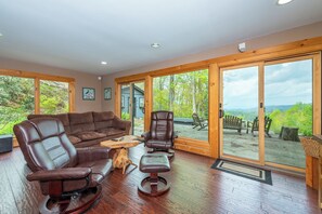 Een smart-tv en een open haard