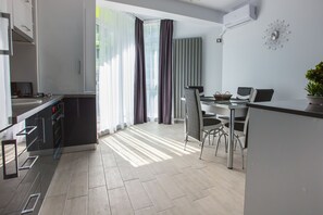 Private kitchen - Apartament Alezzi Black&White 3 (Mamaia-Sat)
