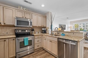 Kjøleskap, mikrobølgeovn, ovn og kokeplater