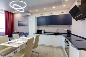 Superior-huoneisto | Yksityinen keittiö | Täysikokoinen jääkaappi, mikroaaltouuni, uuni, liesi