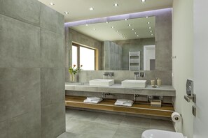 Quadruple Room, City View | Bathroom - GK Ermou (Athens)