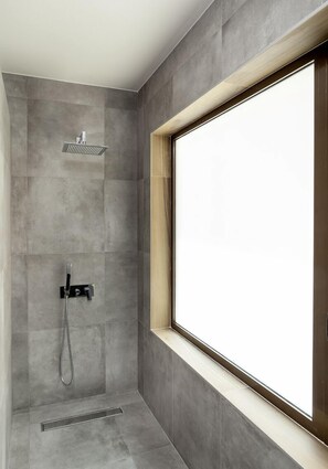 Habitación cuádruple, vista a la ciudad | Regadera en el baño