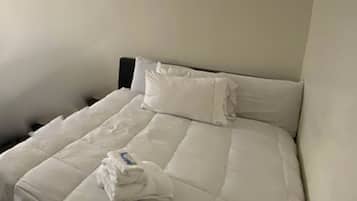 Caja de seguridad en la habitación y tabla de planchar con plancha