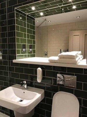 Bathroom - George Hotel by Wetherspoon (Brecon)